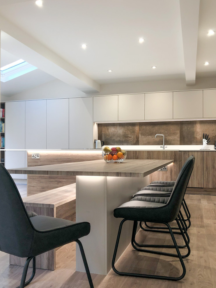 Aménagement d'une grande salle à manger ouverte sur la cuisine contemporaine avec un mur blanc, un sol en bois brun et un sol marron.