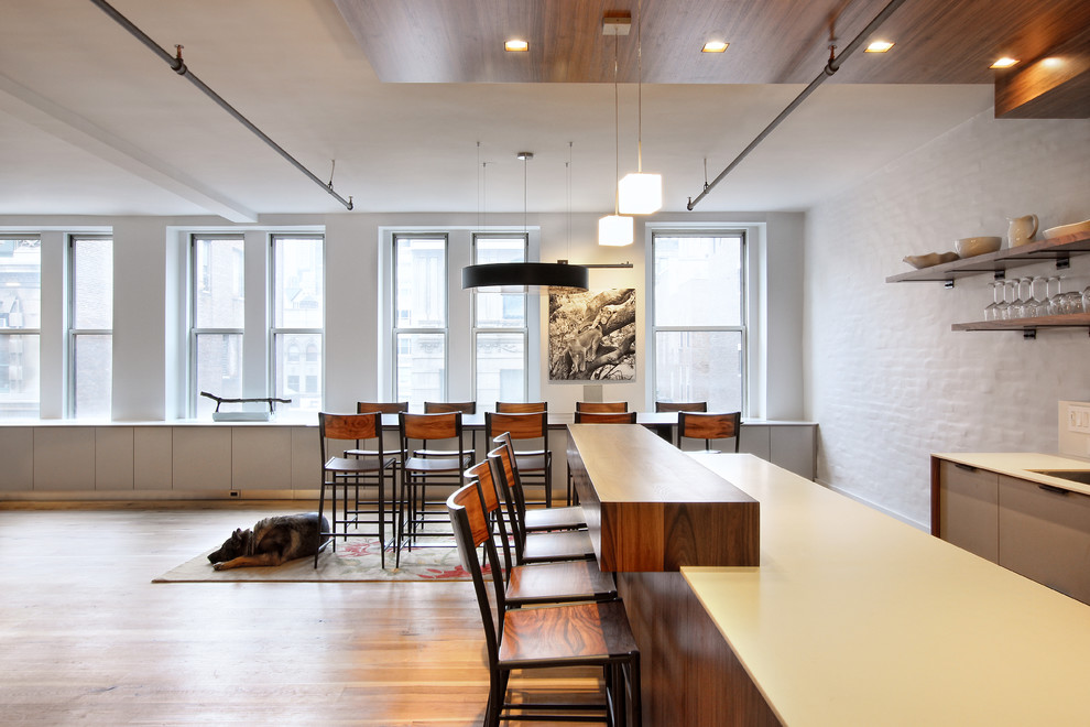 Example of an urban dining room design in New York