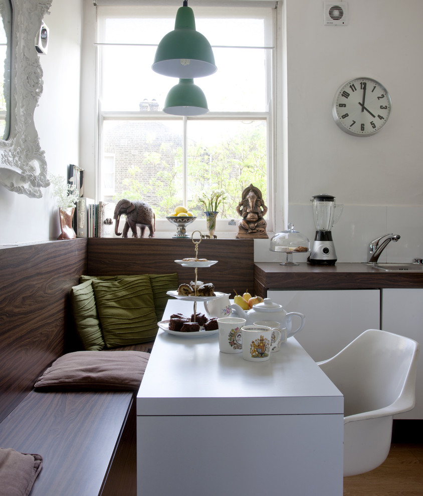 Идея дизайна: кухня-столовая в современном стиле с белыми стенами