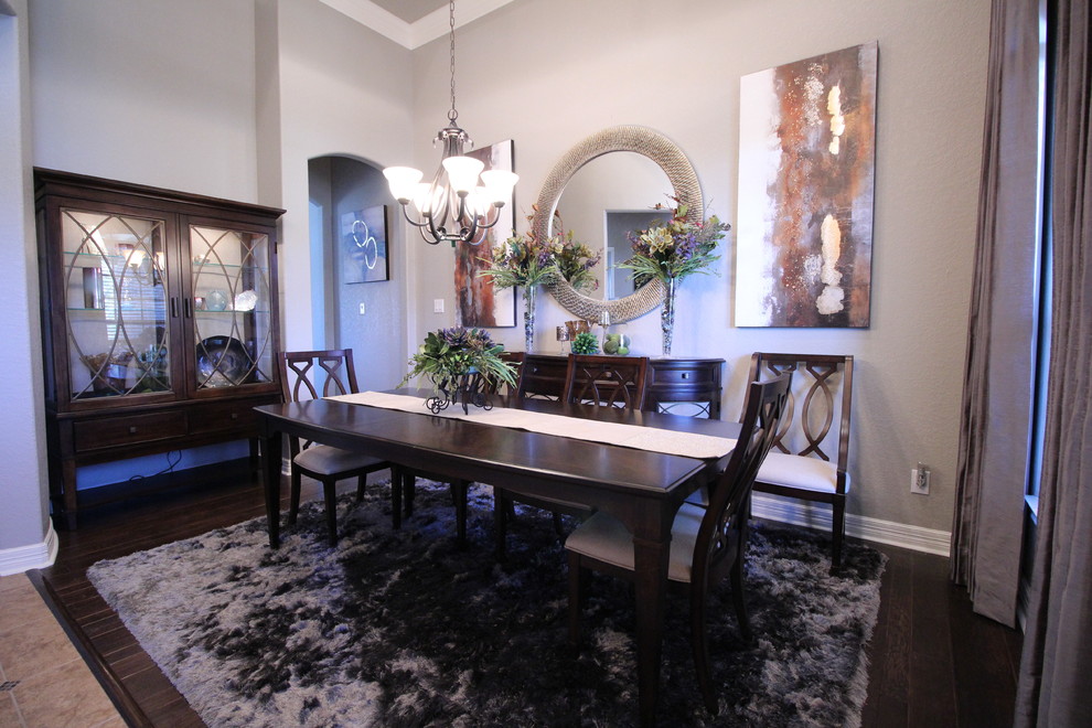 На фото: столовая среднего размера в стиле неоклассика (современная классика) с серыми стенами, темным паркетным полом и коричневым полом без камина с