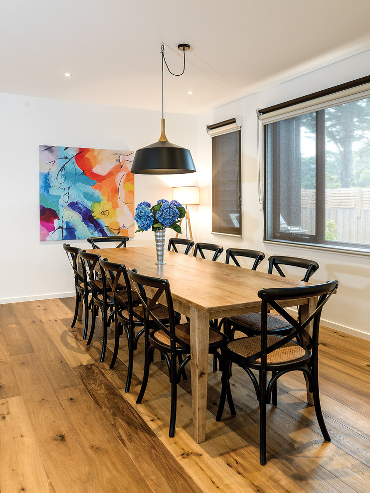 Esempio di una sala da pranzo tradizionale chiusa con pareti bianche, pavimento in legno massello medio e pavimento marrone