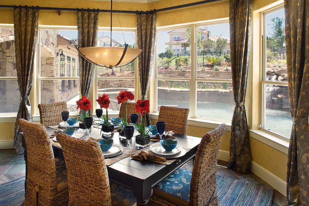 Exemple d'une rideau de salle à manger méditerranéenne avec un mur jaune.