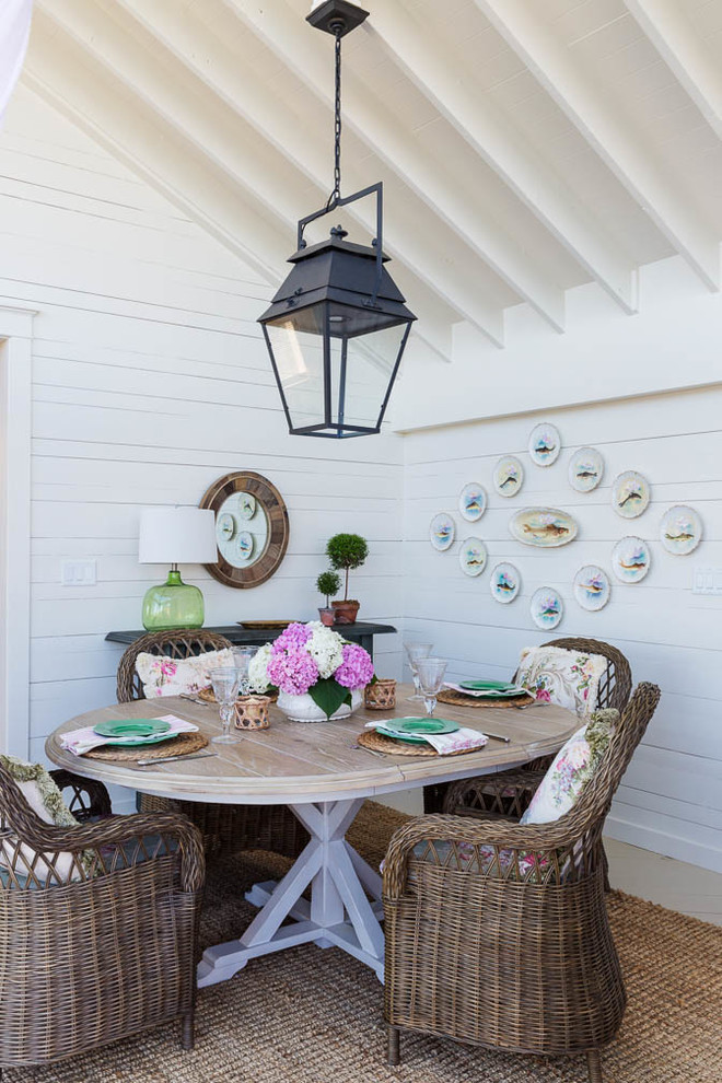 Idee per una piccola sala da pranzo aperta verso la cucina costiera con pareti bianche, parquet chiaro e nessun camino