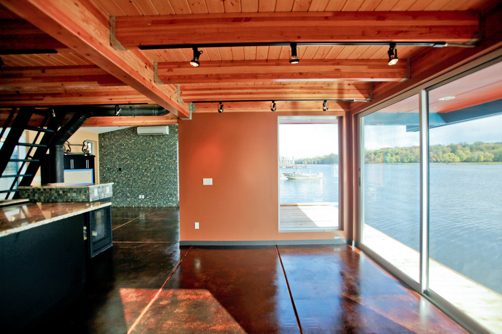 Kleine Moderne Wohnküche mit Betonboden, Tunnelkamin und gefliester Kaminumrandung in Portland