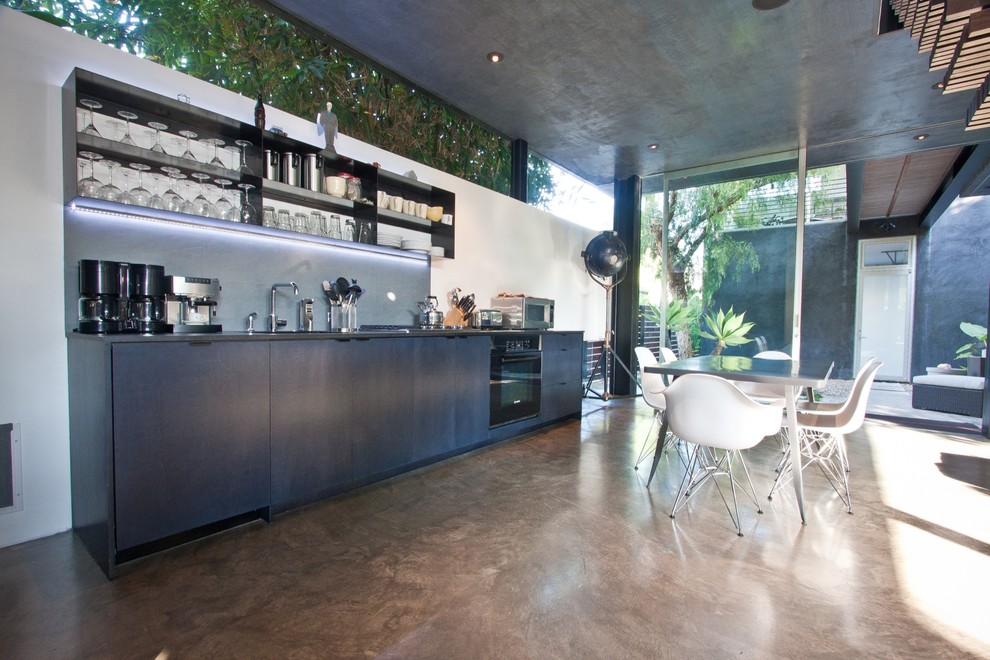 Kleine Moderne Wohnküche mit weißer Wandfarbe, Betonboden und grauem Boden in Los Angeles