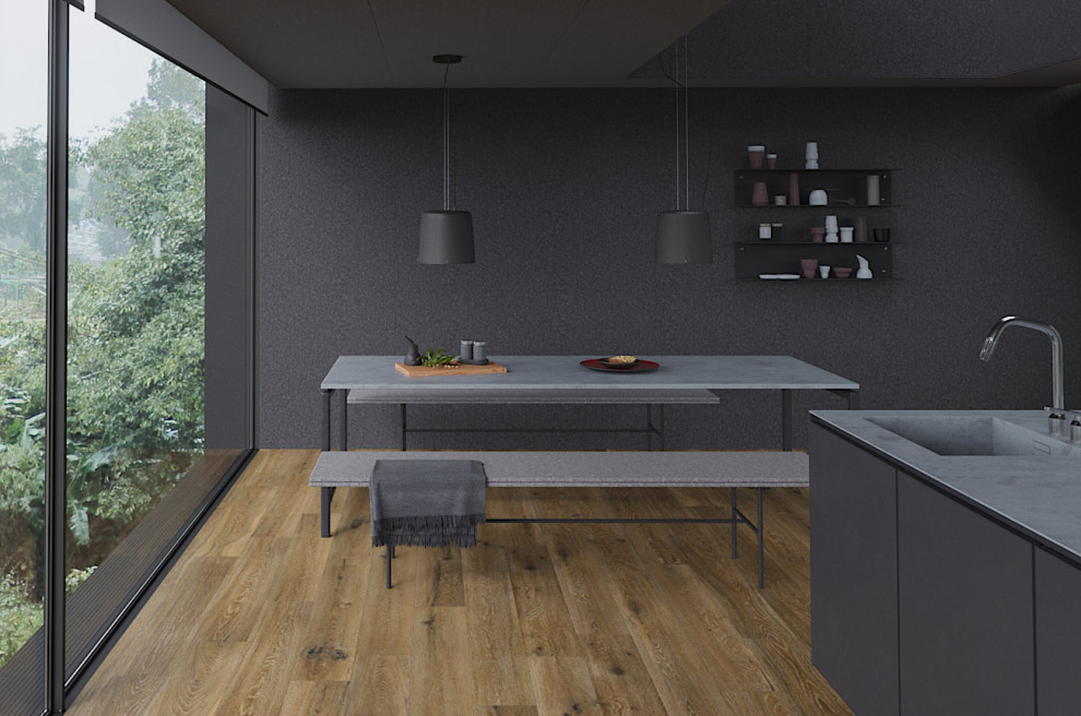 Idee per una sala da pranzo moderna con pareti nere, pavimento in sughero, pavimento marrone e pannellatura