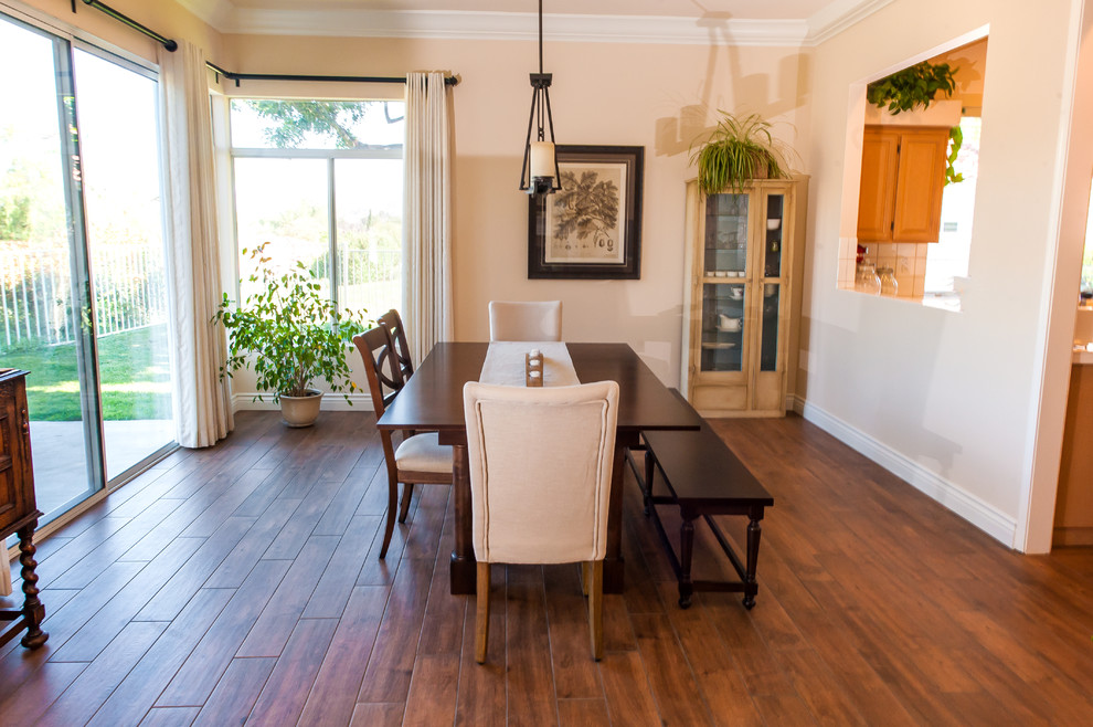 Esempio di una sala da pranzo aperta verso il soggiorno classica di medie dimensioni con pareti beige, pavimento in legno massello medio e nessun camino
