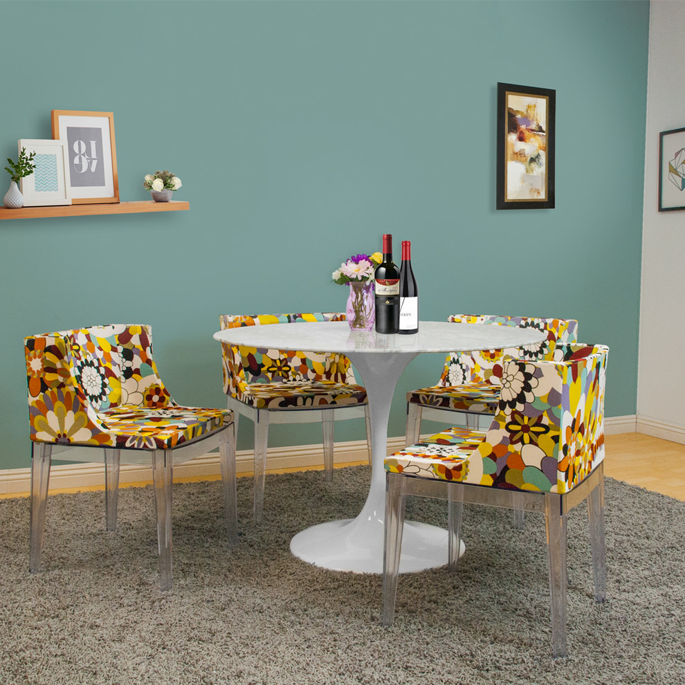 Ispirazione per una sala da pranzo minimalista di medie dimensioni con pareti blu e parquet chiaro