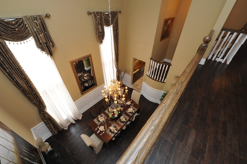 Idee per una sala da pranzo aperta verso il soggiorno chic di medie dimensioni con pareti beige, parquet scuro e pavimento marrone