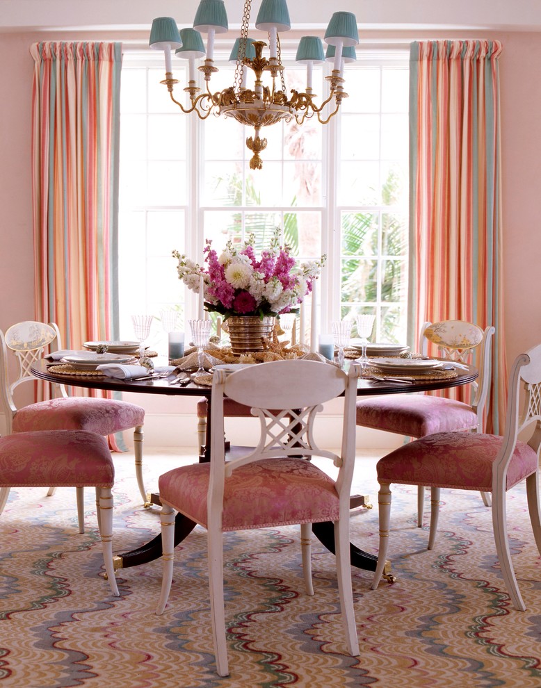 Идея дизайна: столовая среднего размера в классическом стиле с розовыми стенами и ковровым покрытием