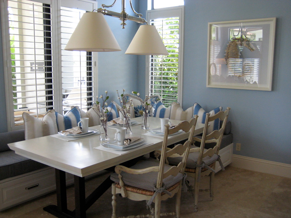 Источник вдохновения для домашнего уюта: кухня-столовая в морском стиле с синими стенами, полом из керамической плитки и бежевым полом
