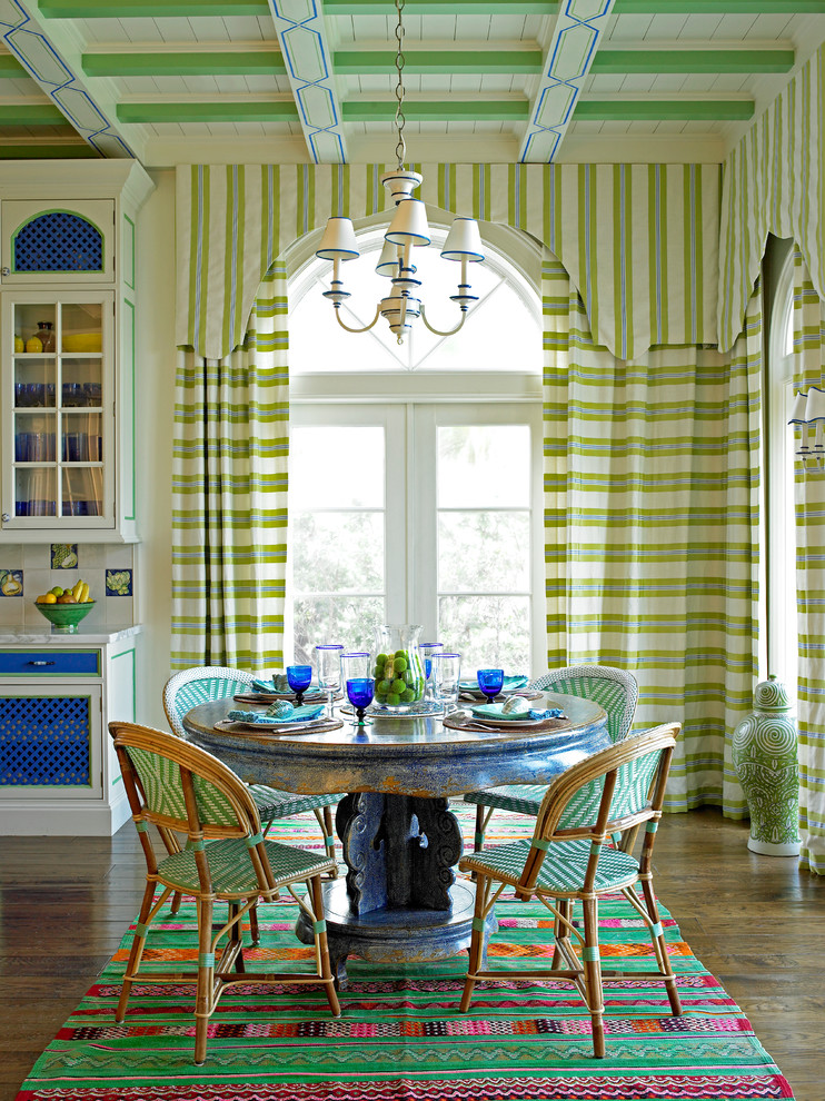Стильный дизайн: кухня-столовая среднего размера в средиземноморском стиле с разноцветными стенами и темным паркетным полом - последний тренд