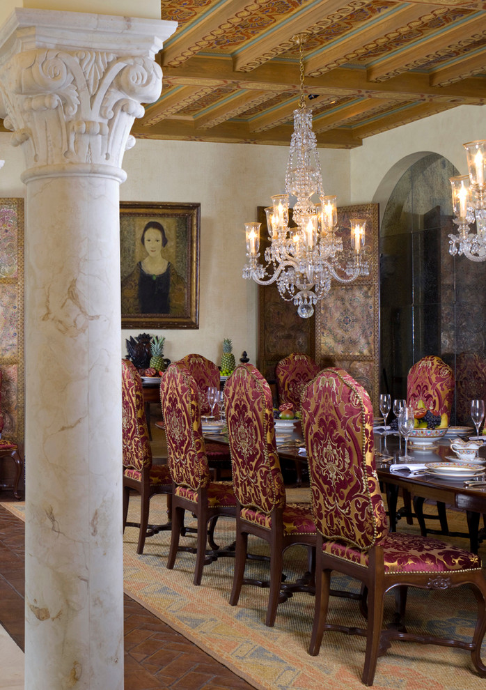 Immagine di una grande sala da pranzo mediterranea chiusa con pareti beige e moquette