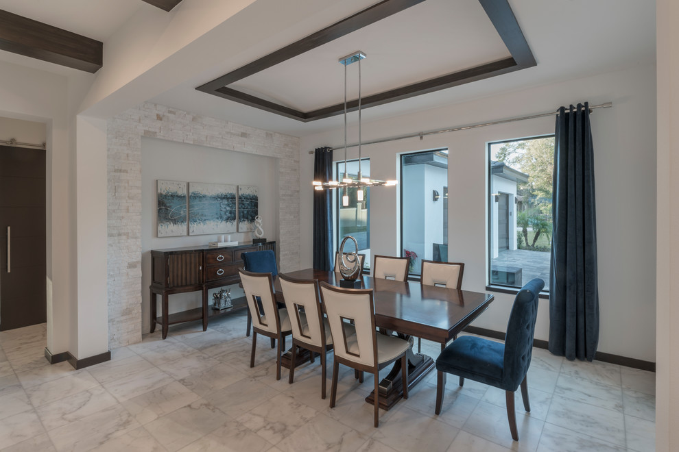 Esempio di una sala da pranzo aperta verso la cucina design di medie dimensioni con pareti bianche, pavimento in marmo e pavimento bianco