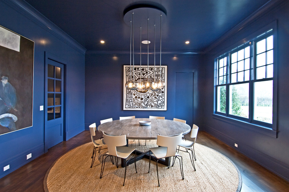 Пример оригинального дизайна: отдельная столовая в стиле неоклассика (современная классика) с синими стенами и темным паркетным полом