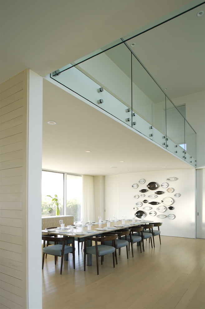 Esempio di una sala da pranzo moderna con pareti bianche