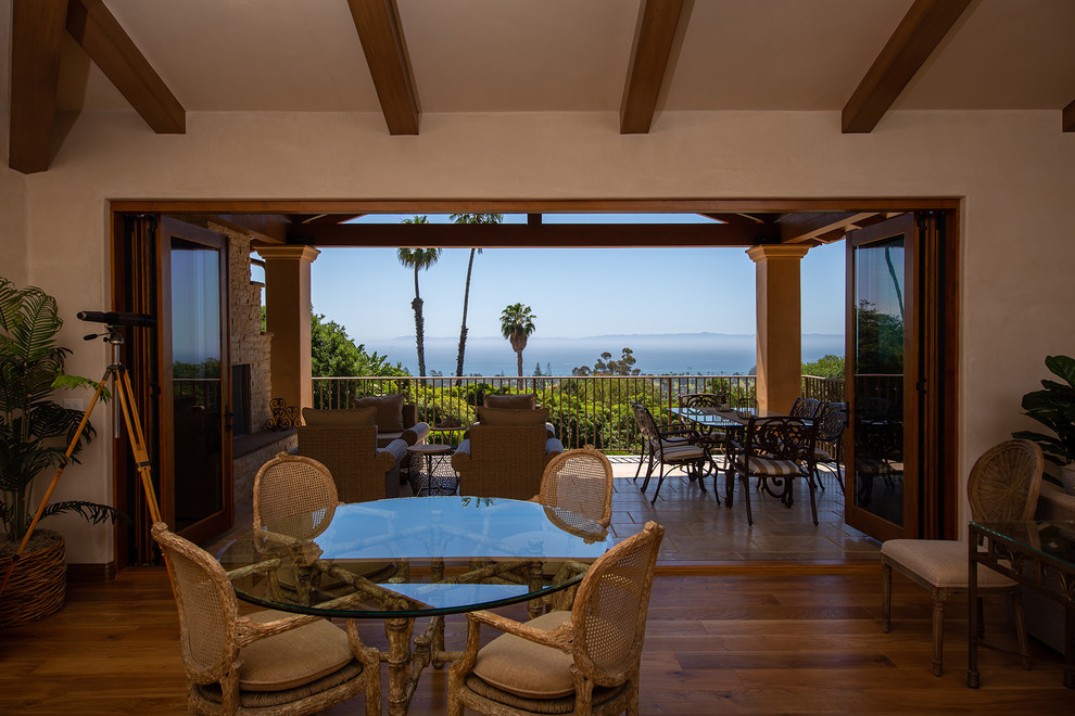 Offenes, Mittelgroßes Mediterranes Esszimmer mit beiger Wandfarbe und braunem Holzboden in Santa Barbara
