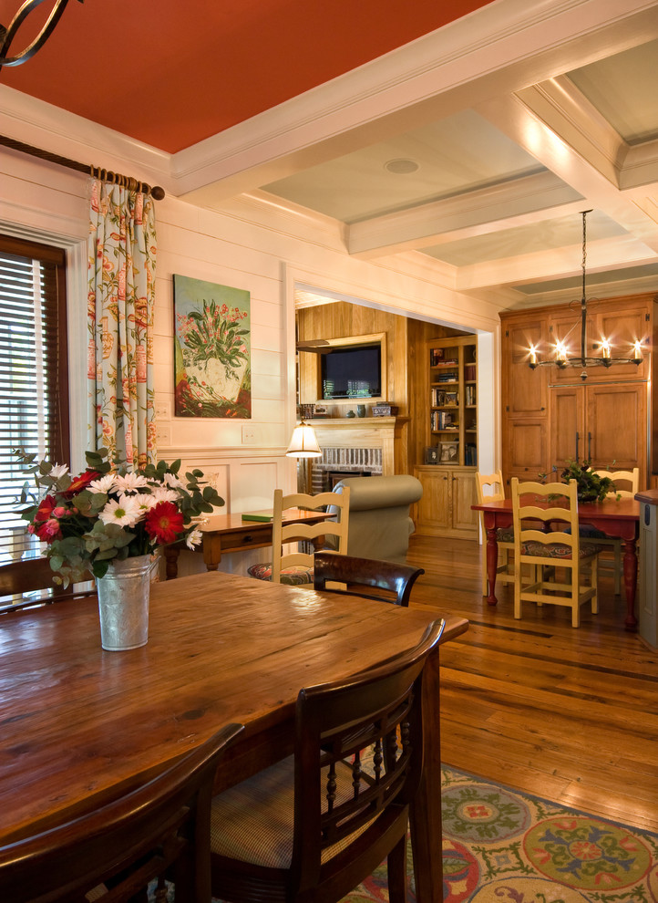 Exemple d'une salle à manger ouverte sur le salon bord de mer avec un mur blanc et un sol en bois brun.