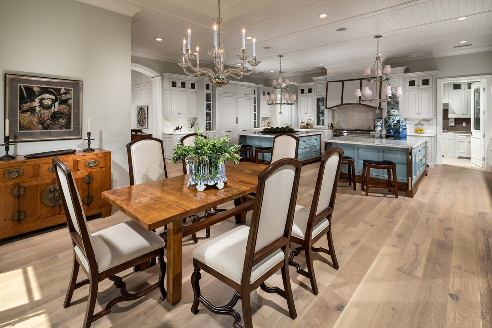 Idee per una sala da pranzo aperta verso la cucina classica con pareti grigie e pavimento in legno massello medio