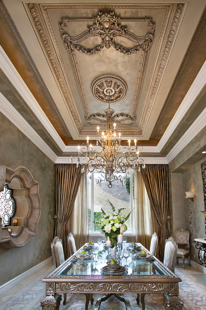 Esempio di una sala da pranzo tradizionale chiusa con pareti beige e pavimento con piastrelle in ceramica