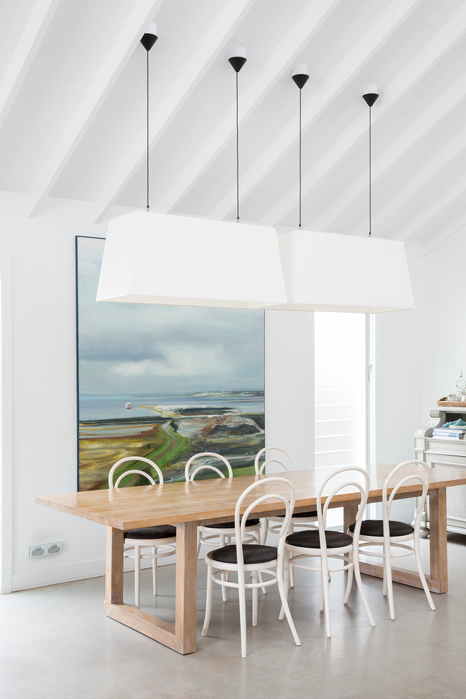 Esempio di una sala da pranzo minimal di medie dimensioni con pareti bianche