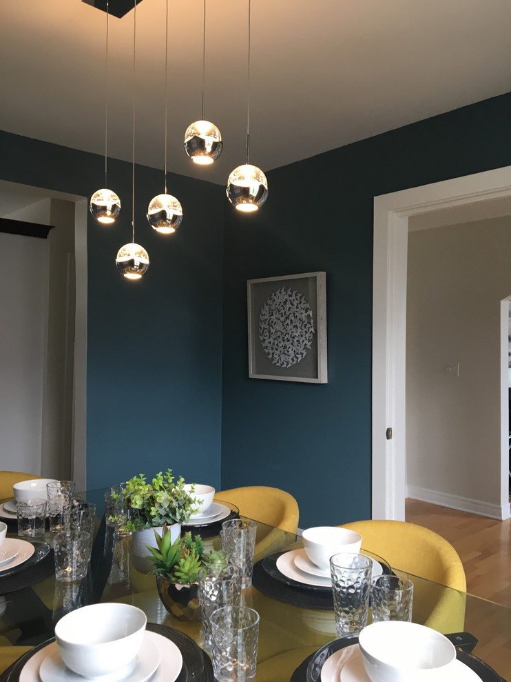 Idee per una sala da pranzo design con pareti blu, parquet chiaro e pavimento arancione