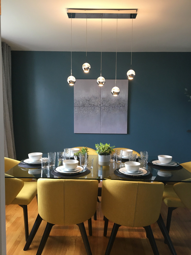 Idee per una sala da pranzo contemporanea con pareti blu, parquet chiaro e pavimento arancione
