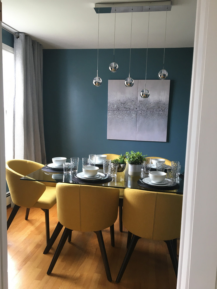 Источник вдохновения для домашнего уюта: столовая в современном стиле с синими стенами, светлым паркетным полом и оранжевым полом