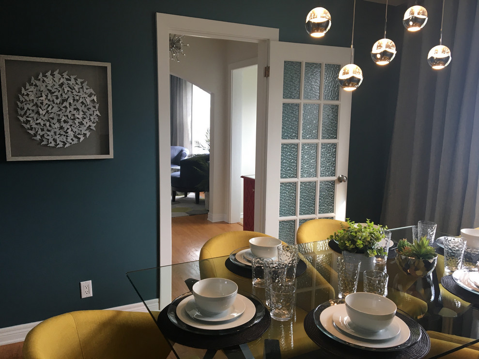 Ispirazione per una sala da pranzo contemporanea con pareti blu, parquet chiaro e pavimento arancione