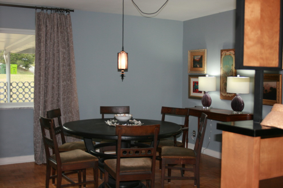 Ispirazione per una sala da pranzo moderna chiusa e di medie dimensioni con pareti viola e pavimento in legno massello medio