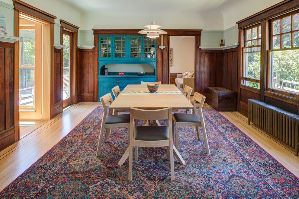 Foto di una sala da pranzo stile americano chiusa con pareti marroni, parquet chiaro e pavimento beige