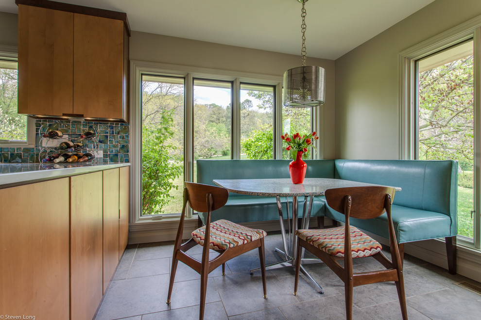 Источник вдохновения для домашнего уюта: маленькая кухня-столовая в стиле неоклассика (современная классика) с бежевыми стенами и полом из керамогранита для на участке и в саду