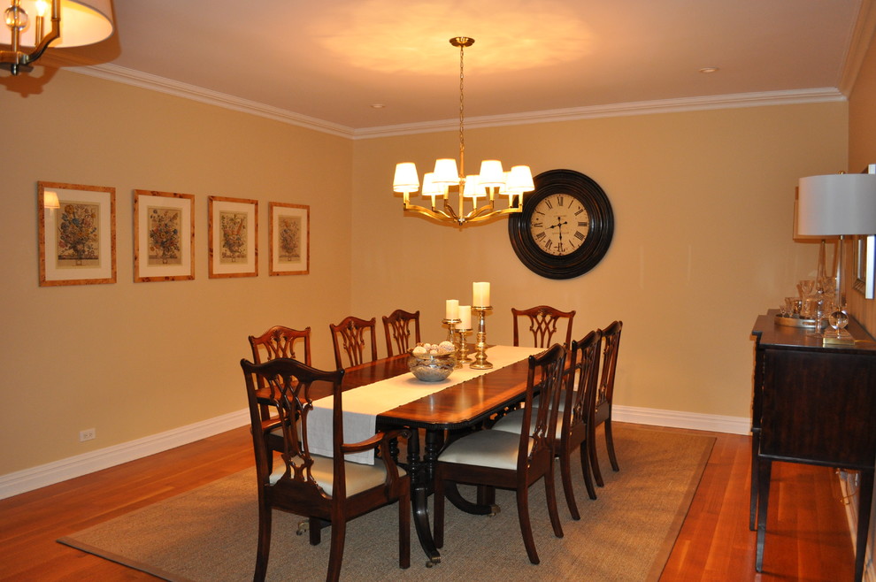 Immagine di una sala da pranzo classica chiusa e di medie dimensioni con pareti beige, parquet chiaro e nessun camino
