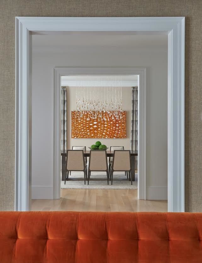 Imagen de comedor contemporáneo de tamaño medio cerrado sin chimenea con paredes beige, suelo de madera clara y suelo marrón