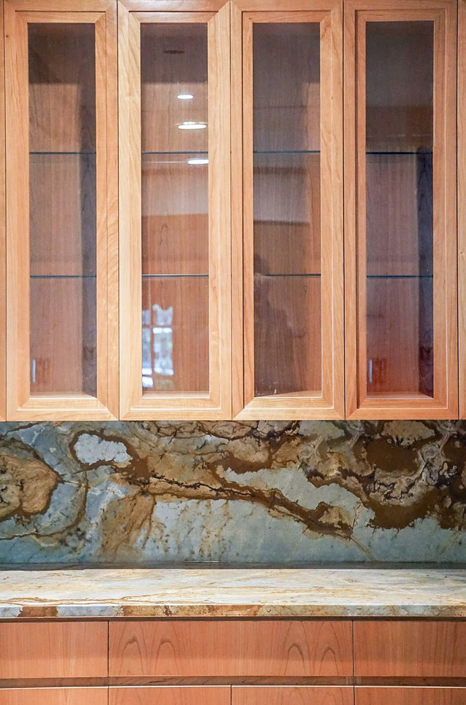 Offenes, Mittelgroßes Modernes Esszimmer mit hellem Holzboden und braunem Boden in Charlotte