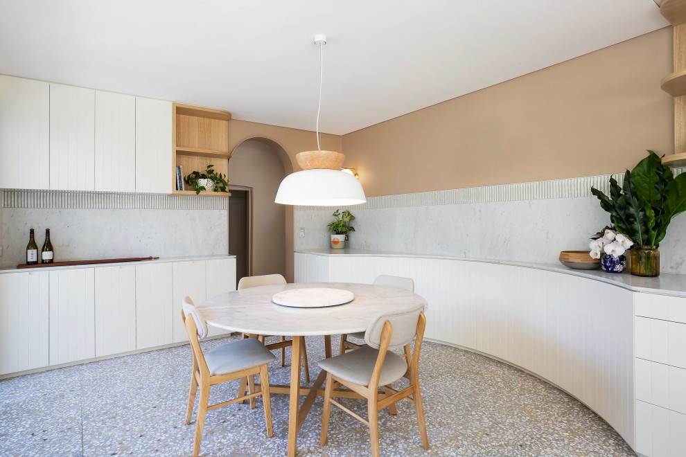 Пример оригинального дизайна: кухня-столовая среднего размера в современном стиле с оранжевыми стенами и серым полом