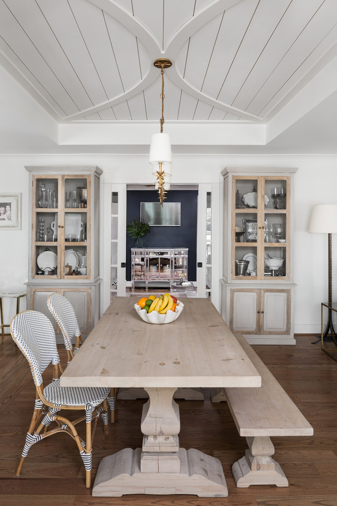 Imagen de comedor clásico renovado con paredes blancas y suelo de madera clara