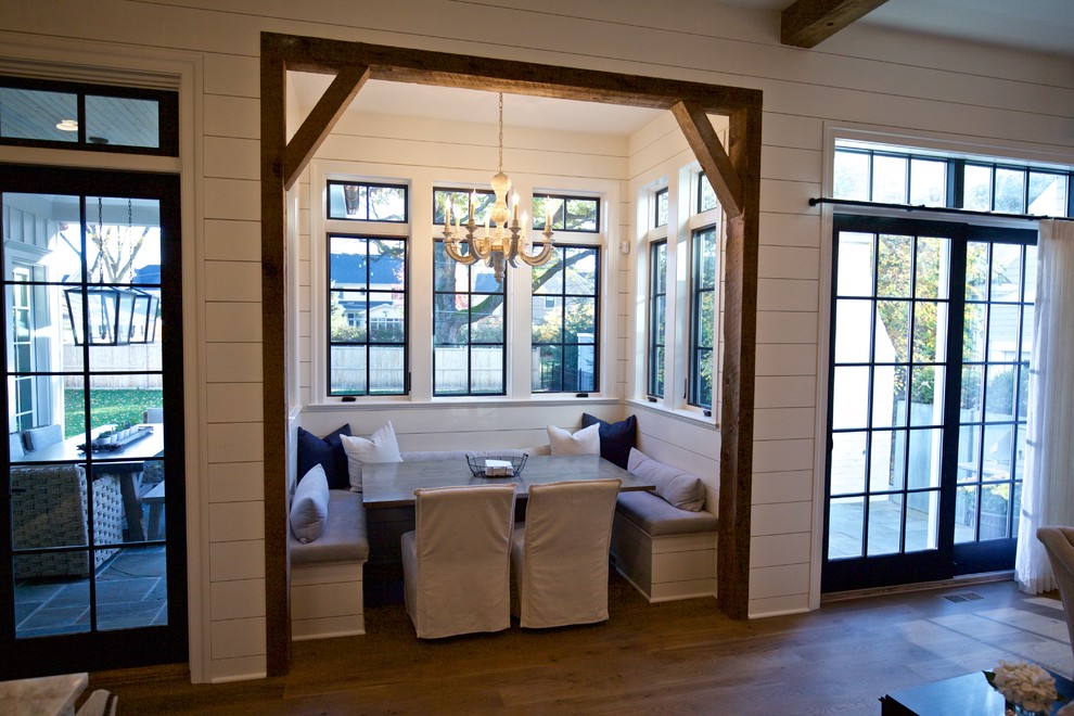 Esempio di una piccola sala da pranzo stile rurale chiusa con pareti beige, parquet chiaro e nessun camino