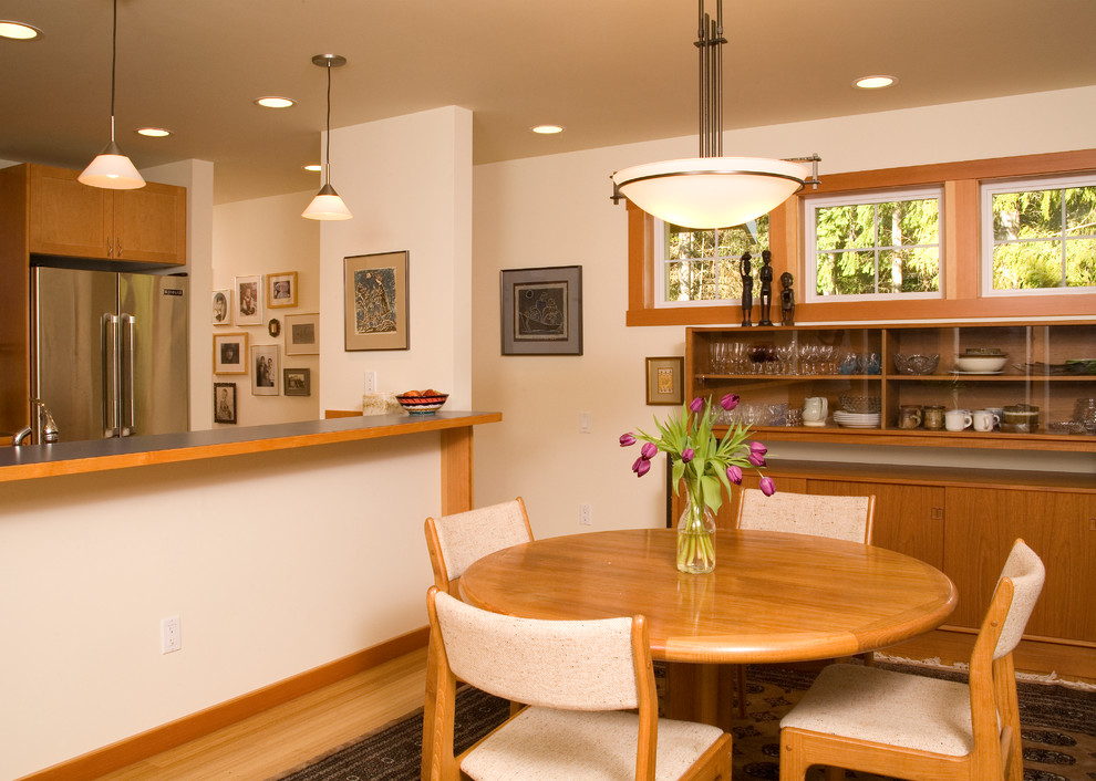 Moderne Wohnküche mit weißer Wandfarbe und braunem Holzboden in Seattle