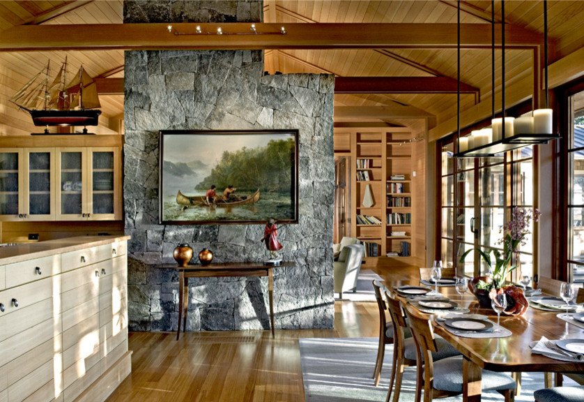 Offenes, Mittelgroßes Asiatisches Esszimmer mit braunem Holzboden, Kamin und Kaminumrandung aus Stein in Portland Maine