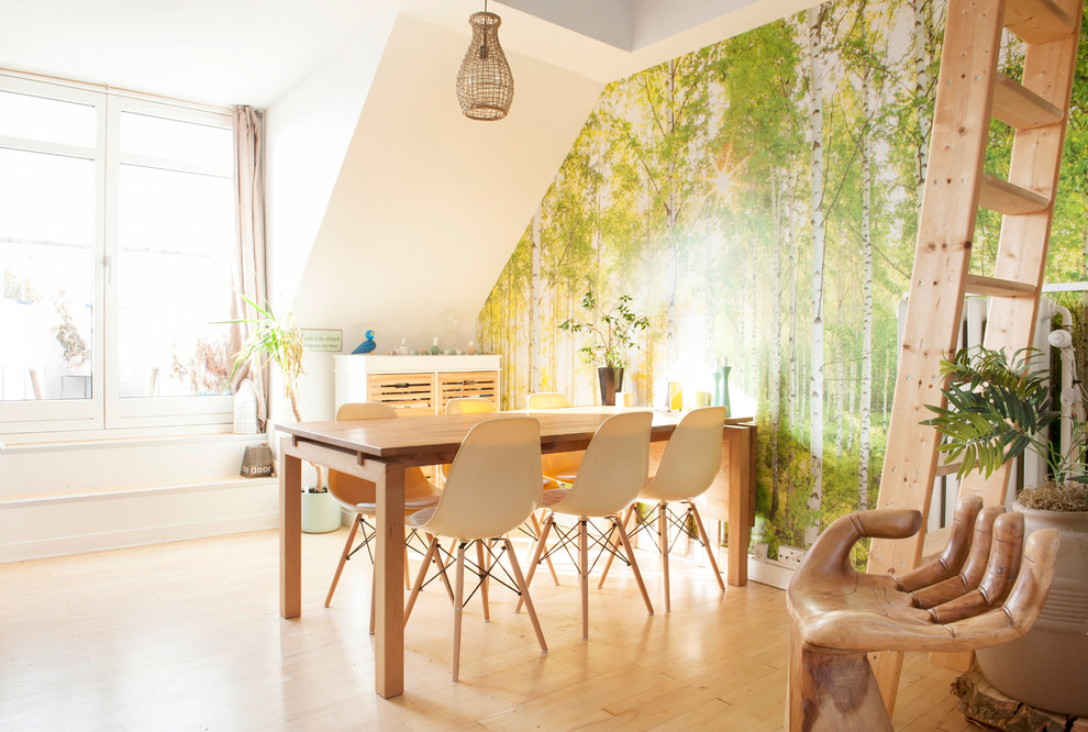 Exemple d'une salle à manger ouverte sur le salon scandinave avec un mur multicolore, parquet clair et un sol beige.