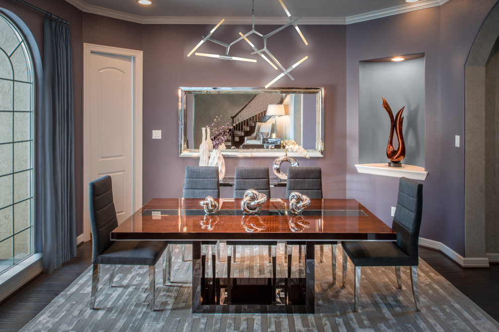 Immagine di una sala da pranzo minimalista chiusa e di medie dimensioni con pareti viola e parquet scuro