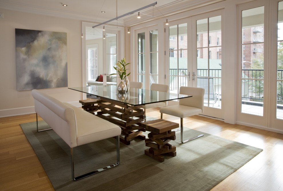 Ispirazione per una sala da pranzo design con pavimento in legno massello medio, pareti beige e pavimento beige