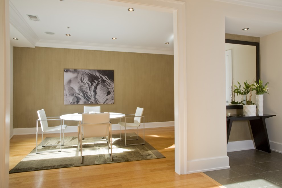 Immagine di una sala da pranzo minimal con pareti marroni e pavimento in legno massello medio