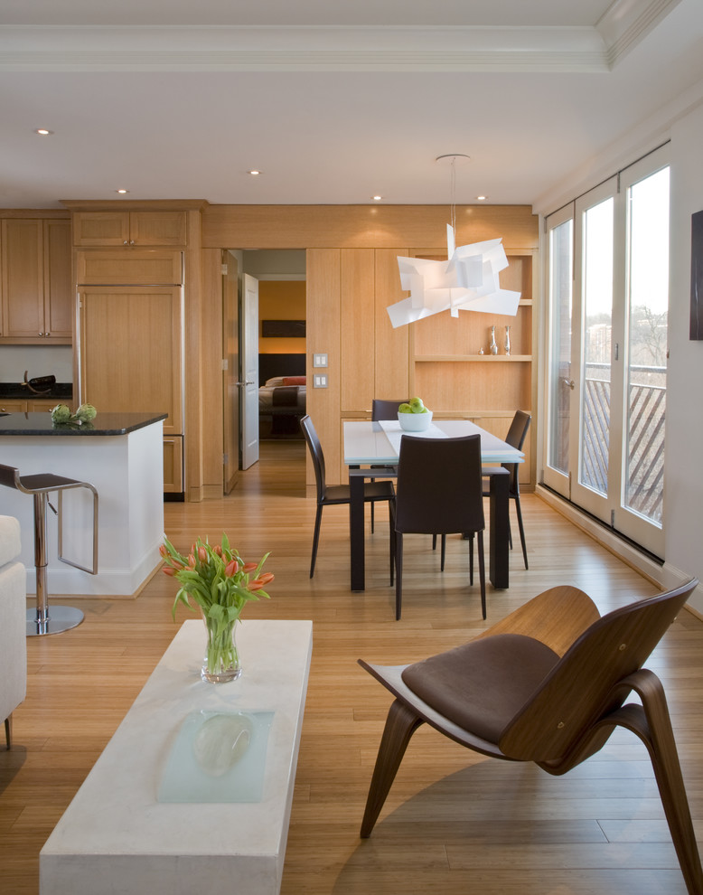 Modelo de comedor de cocina moderno con paredes blancas y suelo de madera en tonos medios