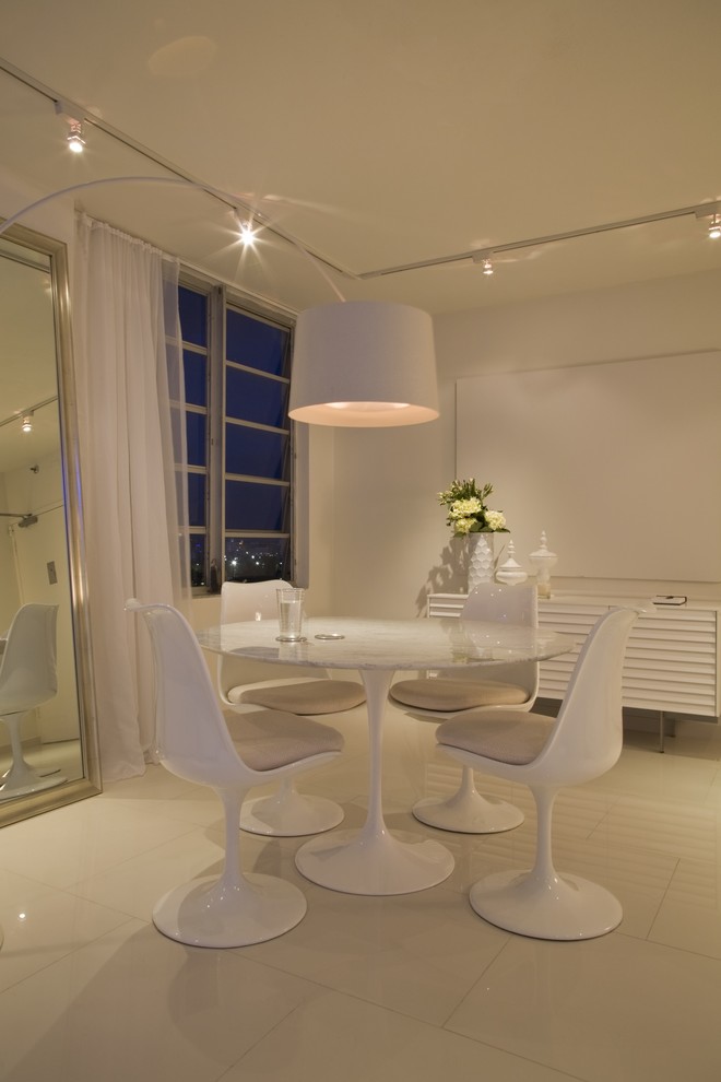 На фото: столовая в стиле модернизм с белыми стенами с