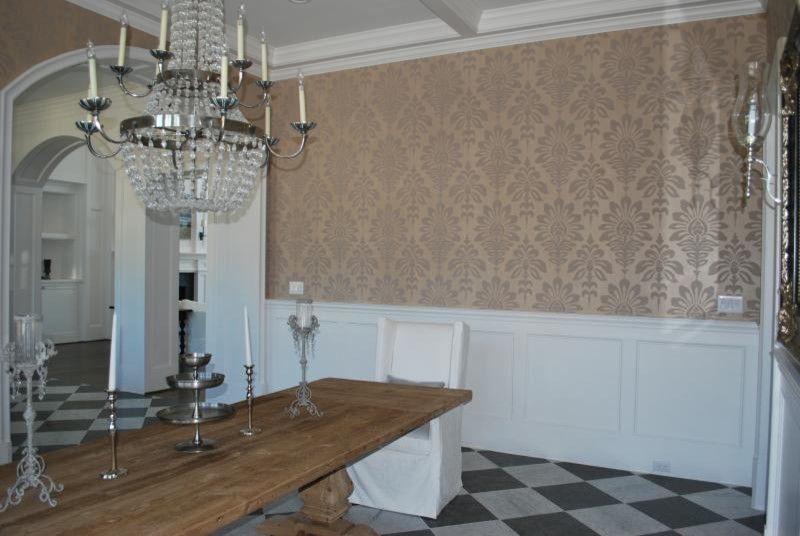 Inspiration för en mellanstor vintage separat matplats, med beige väggar och marmorgolv
