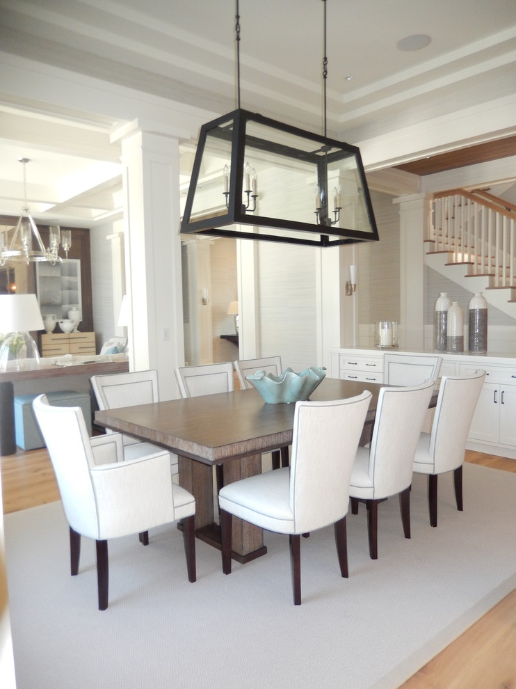 Свежая идея для дизайна: кухня-столовая среднего размера в стиле модернизм с серыми стенами и светлым паркетным полом - отличное фото интерьера
