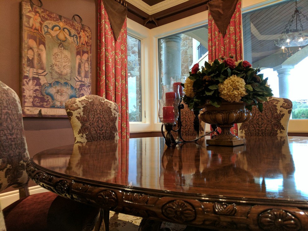 Пример оригинального дизайна: отдельная столовая среднего размера в классическом стиле с красными стенами, полом из травертина и разноцветным полом