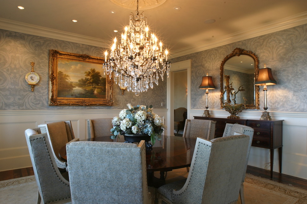 Aménagement d'une salle à manger classique avec un mur gris, parquet foncé et éclairage.